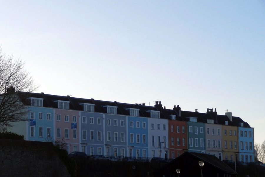 bristol inghilterra villette colorate su scoglio a schiera