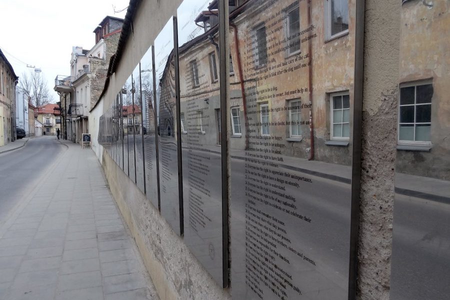 costituzione repubblica di uzupis in varie lingue su pannelli a specchio