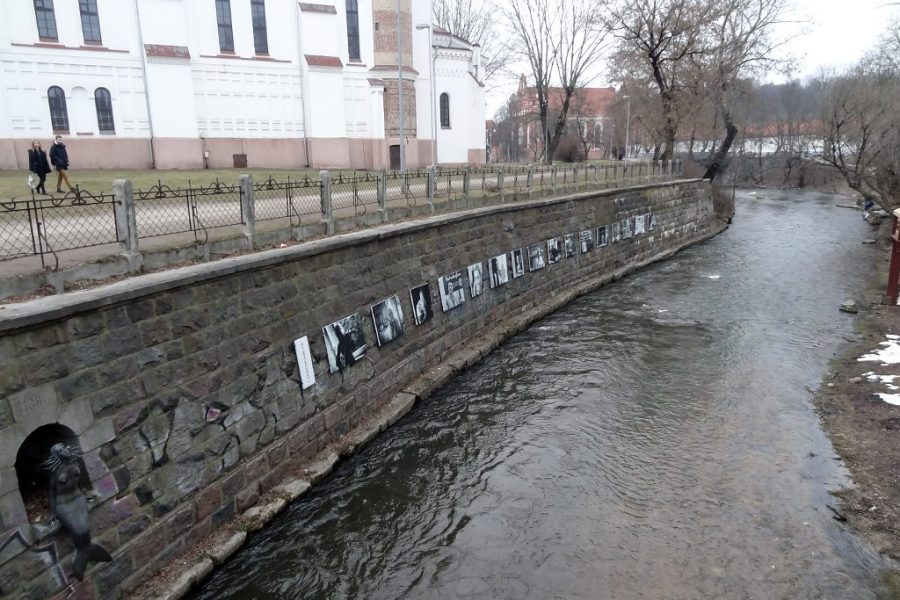 sirenetta quartiere uzupis lungo fiume vilnia vilnius lituania