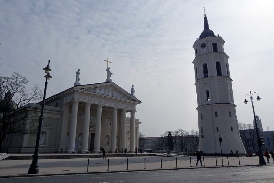 cattedrale e torre vilnius piazza con mattonella stebuklas