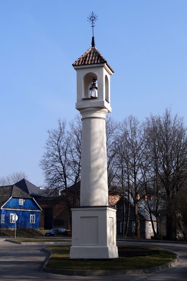 lituania villaggio di trakai colonna santo