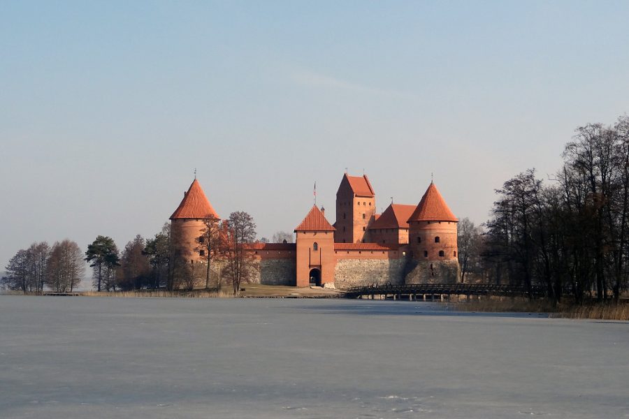 lituania a marzo lago ghiacciato intorno castello di trakai