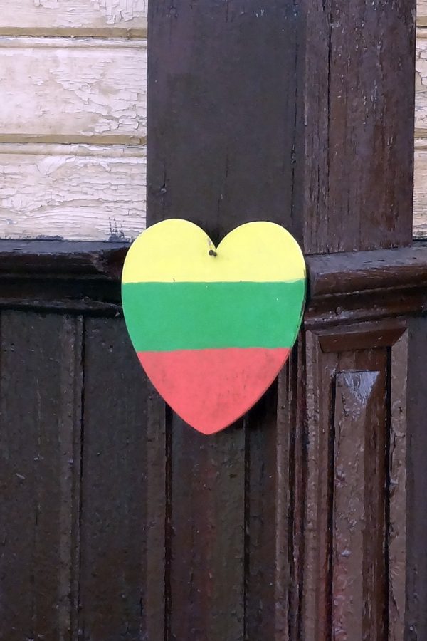 cuore bandiera lituania in villaggio trakai