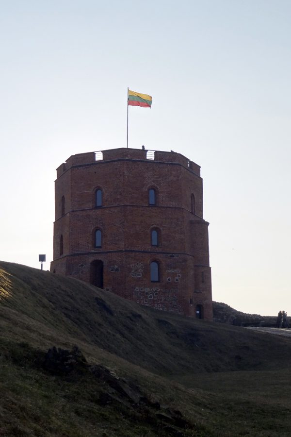 resti castello vilnius torre di gedimino con bandiera lituania