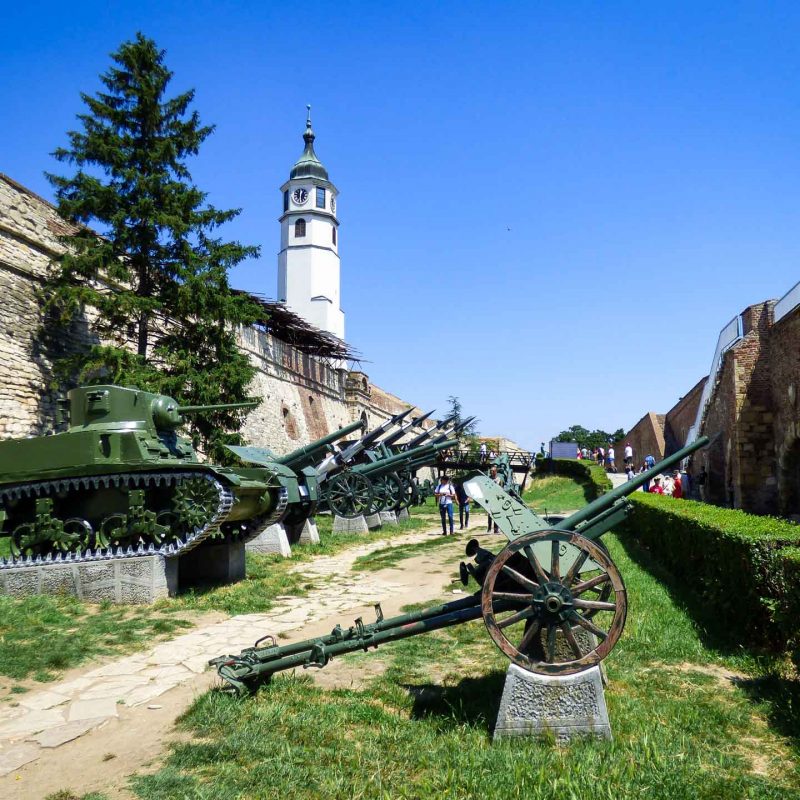 Carri armati e cannoni fanno parte del museo a cielo aperto all'interno del Kalemegdan, Belgrado