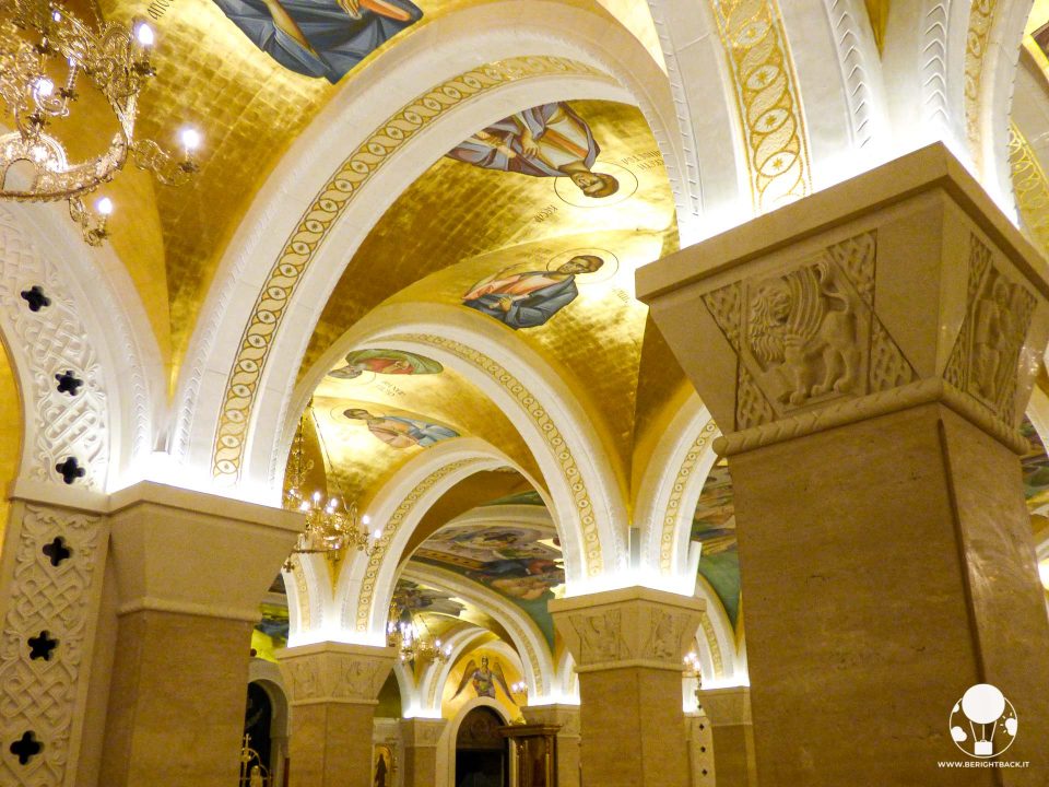 La cripta del tempio di San Sava è un tripudio di marmo ed oro