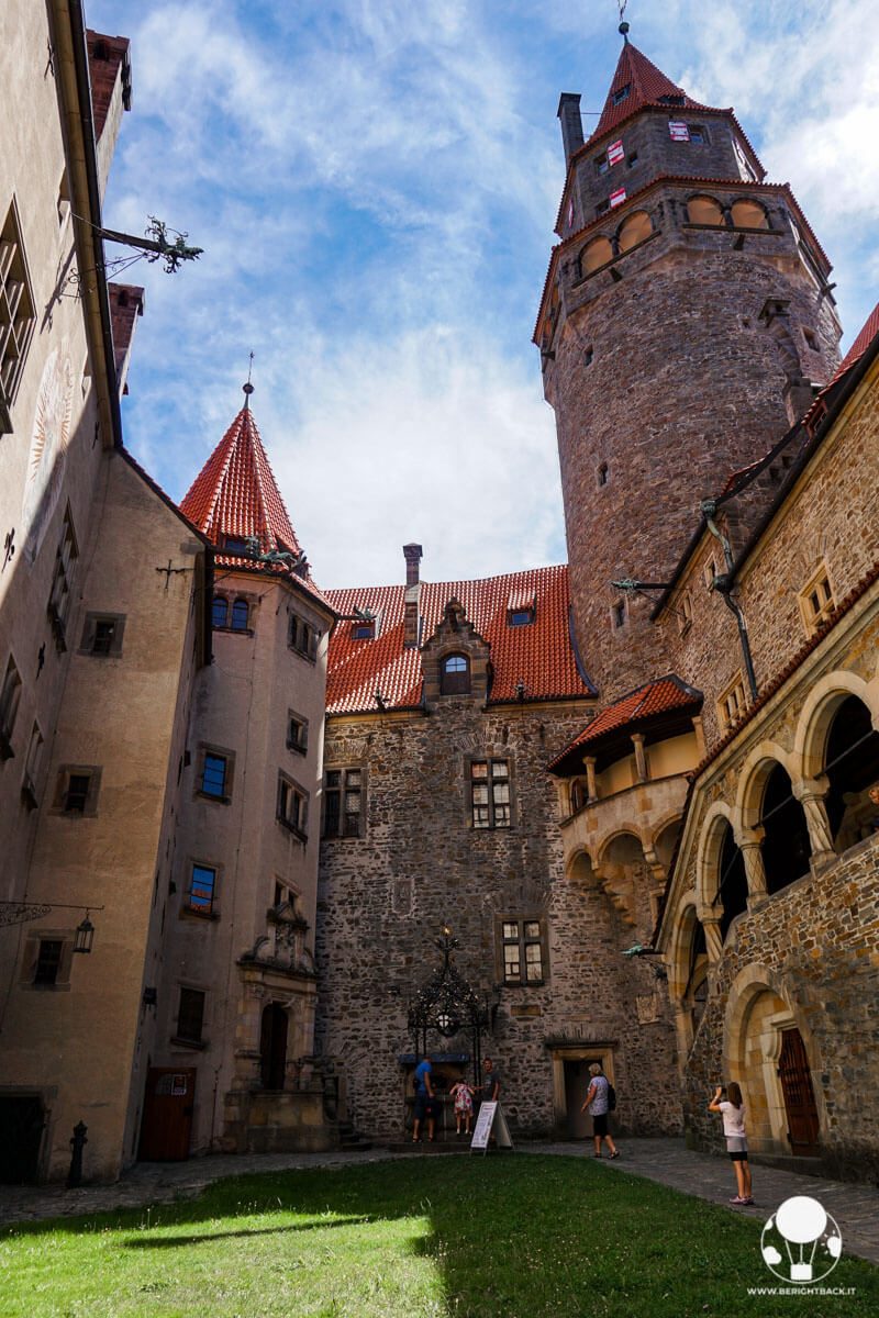 Castello di Bouzov, il cortile interno su cui si affaccia il torrione