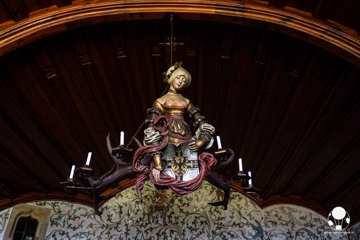 Castello di Bouzov, lampadario a forma di donna