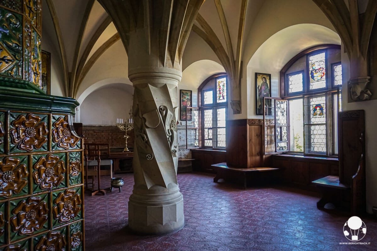 Castello di Bouzov, sala con colonne scolpite