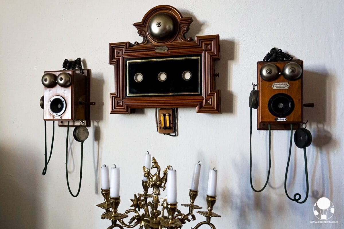 Castello di Bouzov, telefoni a muro segno d'avanguardia