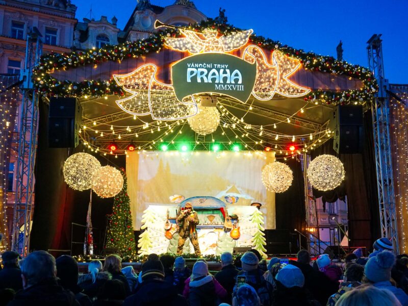 mercatini di natale di praga piazza dell'orologio palco spettacolo