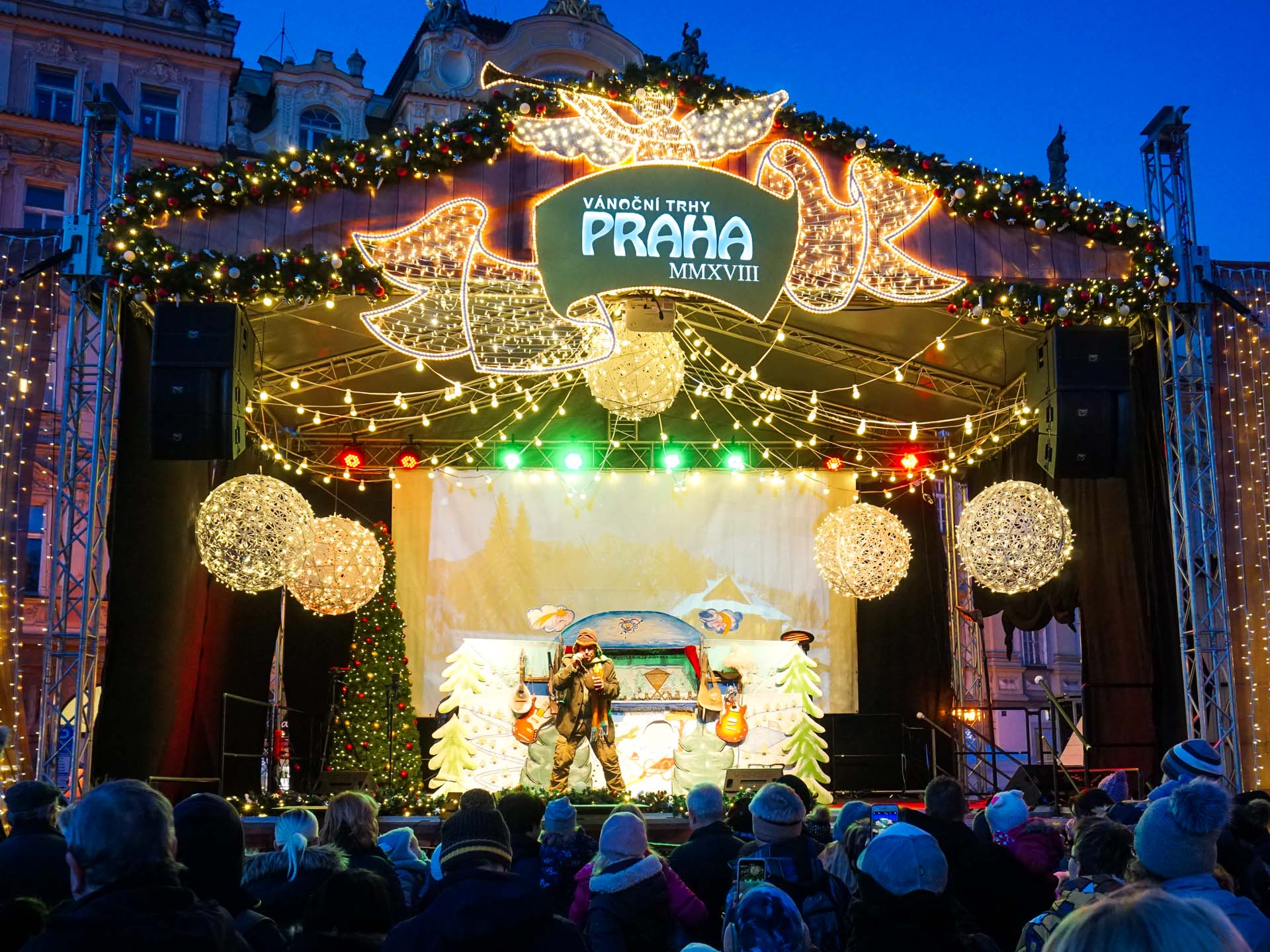 Immagini Di Praga A Natale.Mercatini Di Natale Di Praga Nella Piazza Della Citta Vecchia Di Fianco All Albero E Allestito Un Palco Dove Si Tengono Spettacoli Di Ogni Genere Berightback