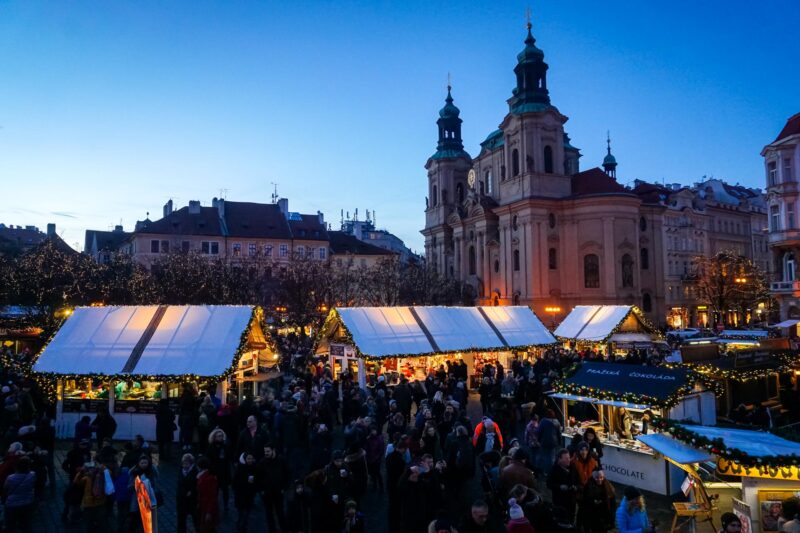 mercatini di natale praga piazza città vecchia e chiesa di san nicola bancarelle cibo e artigianato