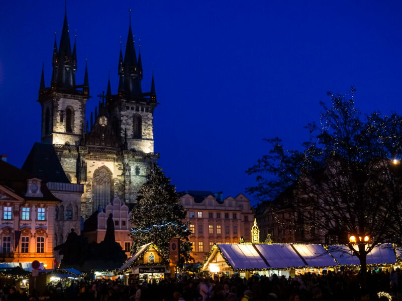 mercatini natalizi praga albero di natale bancarelle chiesa di tyn in piazza orologio