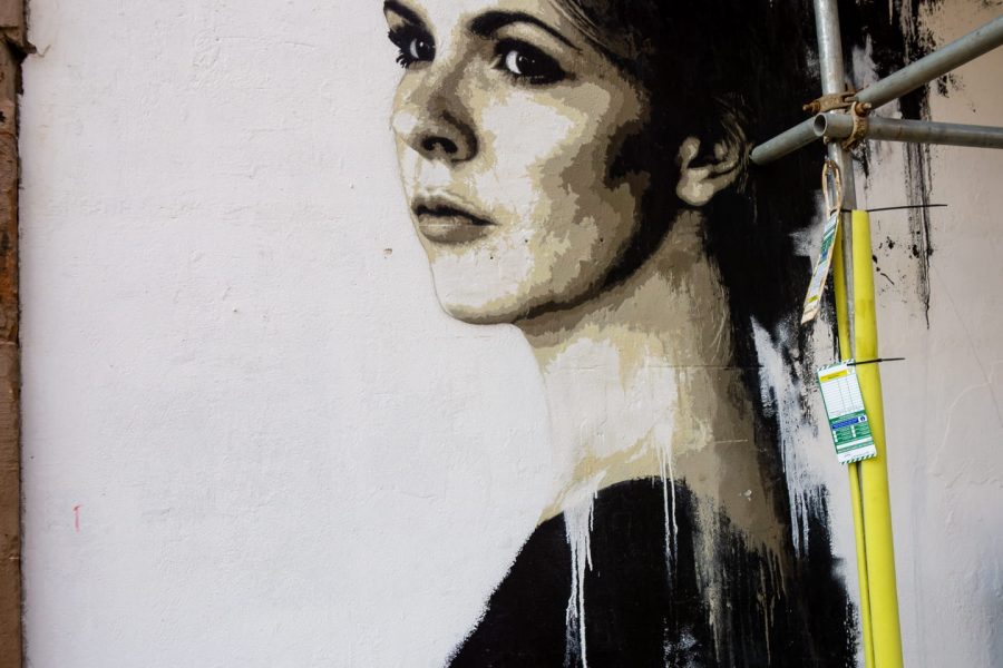 glasgow mural trail ritratto donna bianco e nero