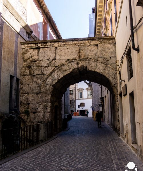 spoleto arco romano druso e germanico piazza del mercato