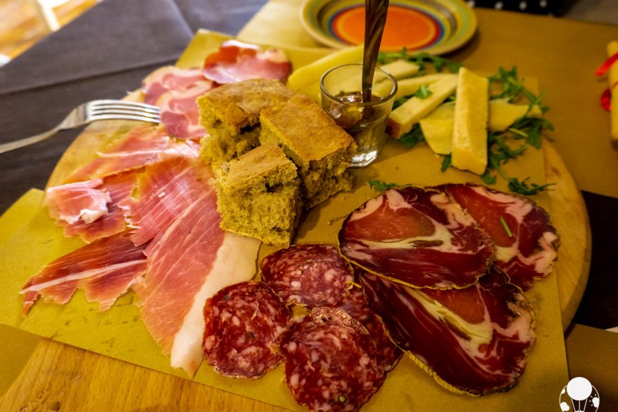 spoleto umbria cibo tipico focaccia affettati formaggio