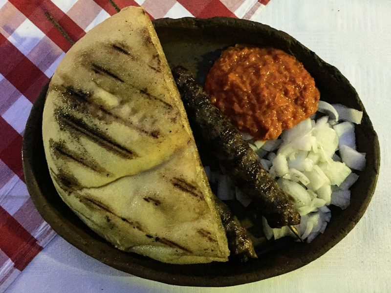 maribor marburgo slovenia piatto tipico cevapi con pane bosniaco