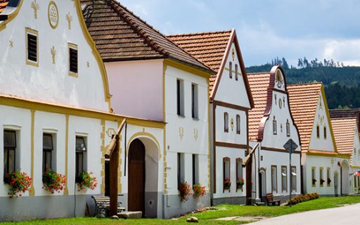 holasovice boemia del sud villaggio unesco repubblica ceca fila fattorie lato destro paese