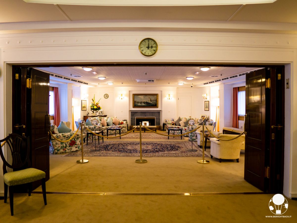 Il salone dei ricevimenti è uno degli spazi più sontuosi ed accoglienti a bordo della Royal Yacht Britannia