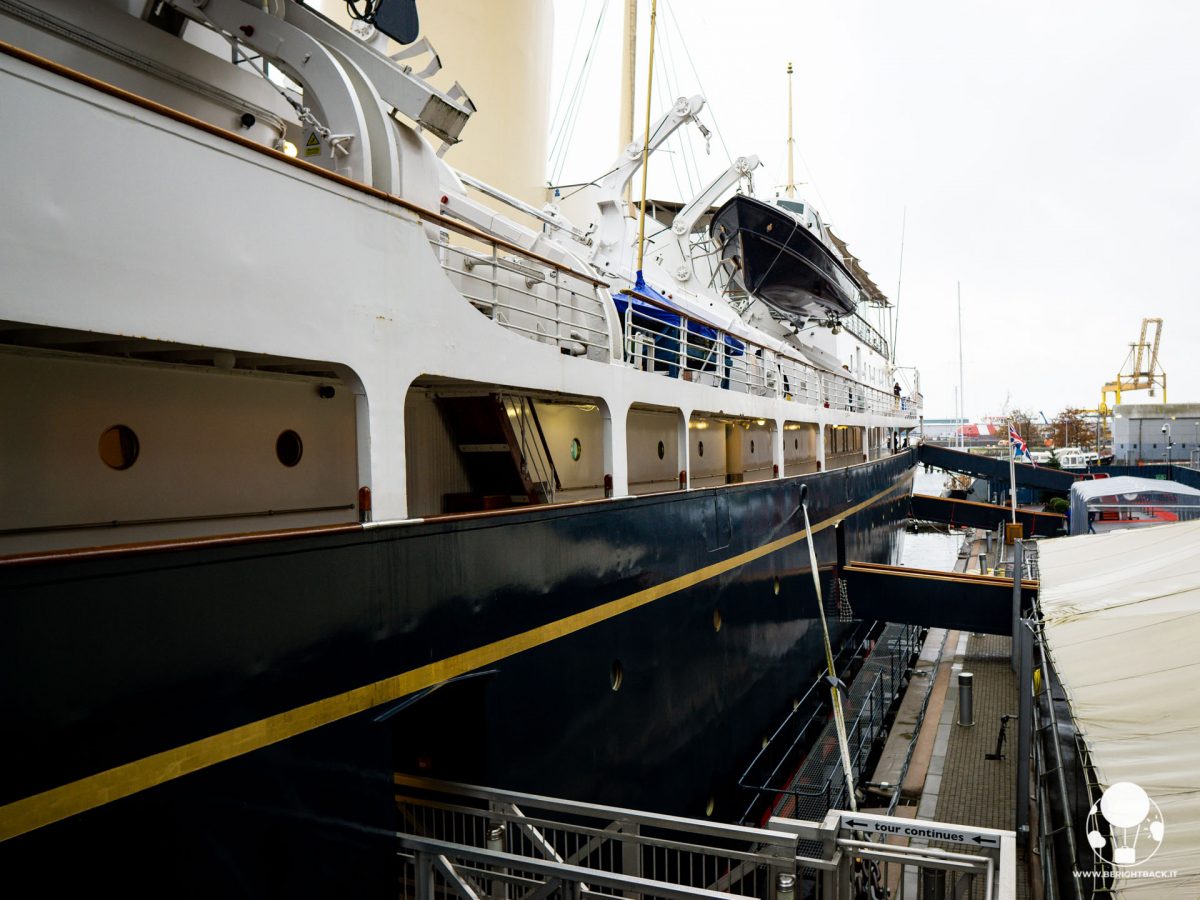 Le considerevoli dimensioni della Royal Yacht Britannia, l'ultima nave della famiglia reale britannica