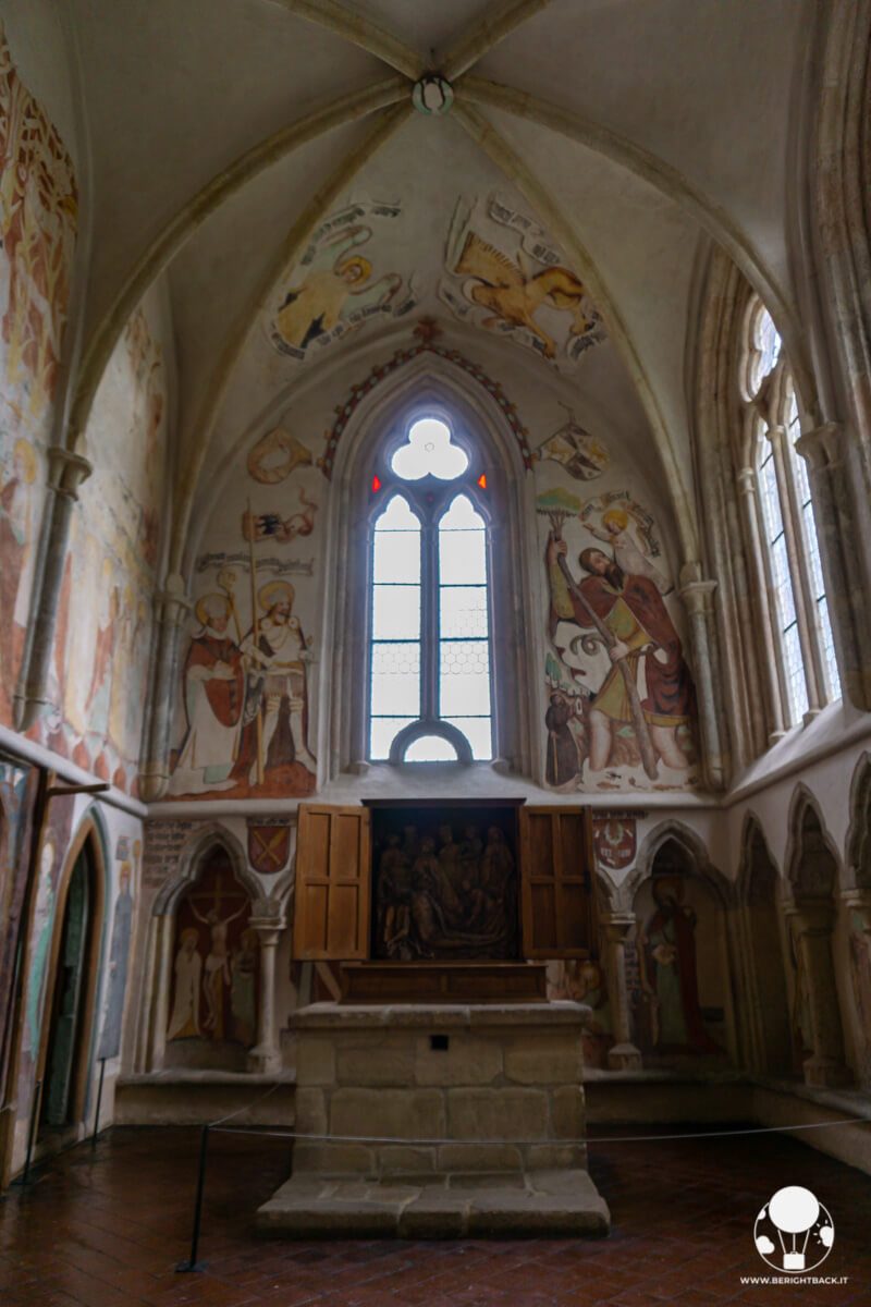 La piccola cappella affrescata del castello di Zvíkov, Cechia