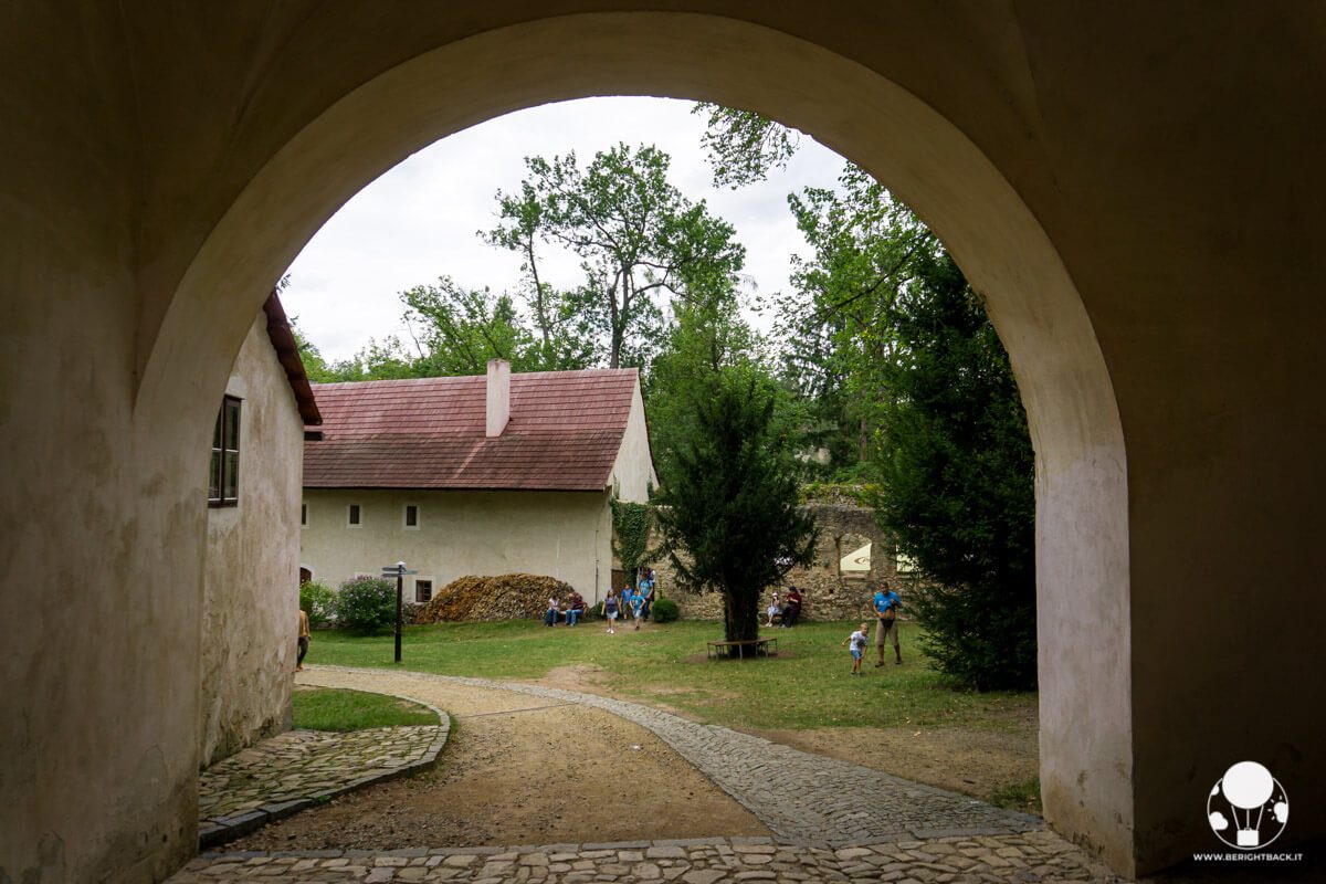 Arco di accesso ad uno dei giardini del castello di Zvíkov