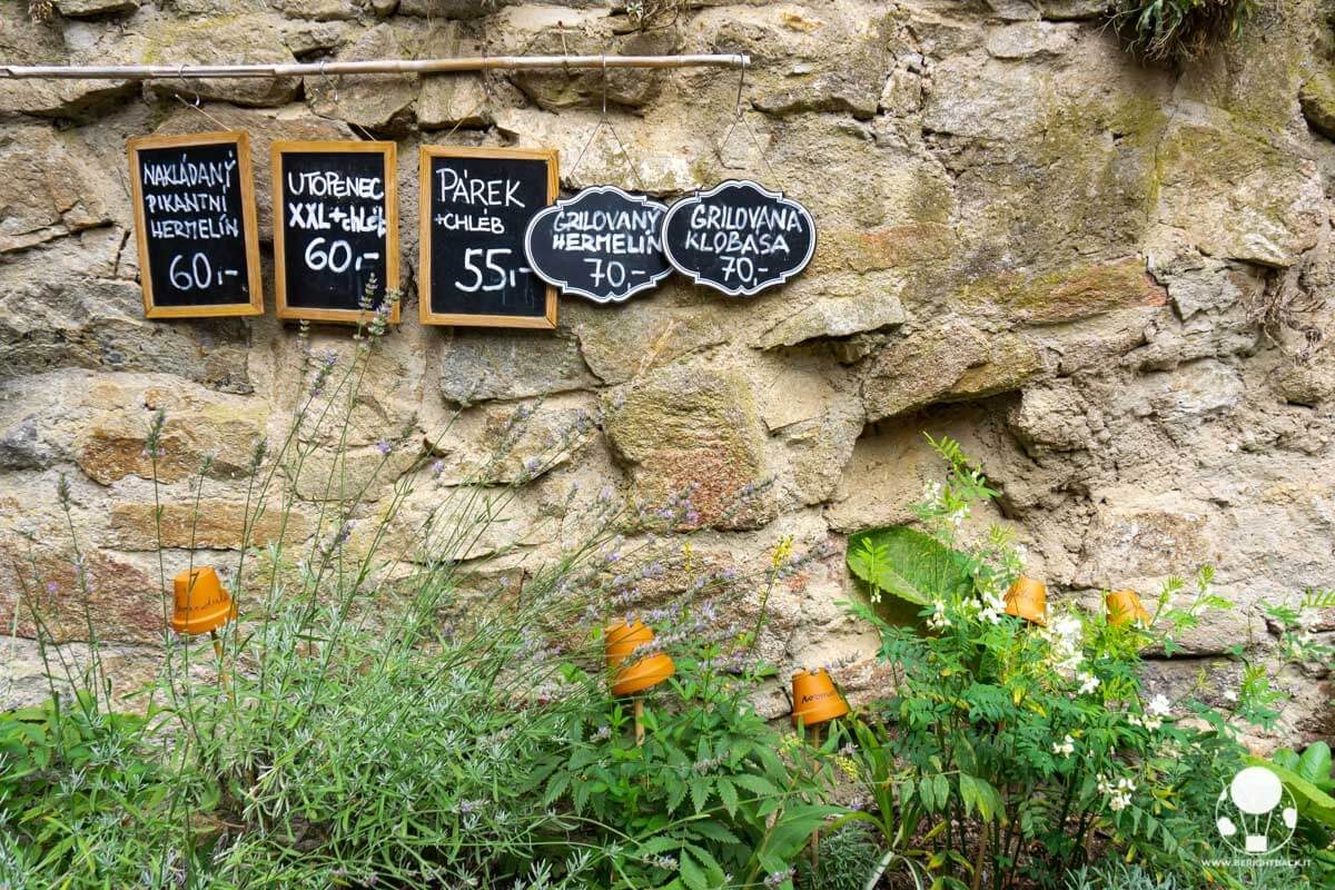Lavagnette con i prodotti in vendita al bar del castello di Zvíkov, Cechia