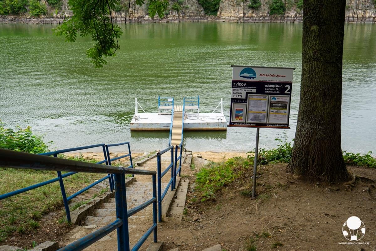 Il piccolo molo sul fiume all'esterno del castello di Zvíkov