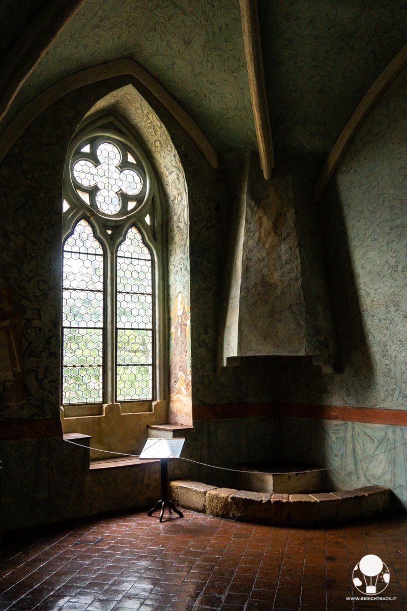 Finestrone e caminetto in una delle stanze del castello di Zvíkov, Cechia