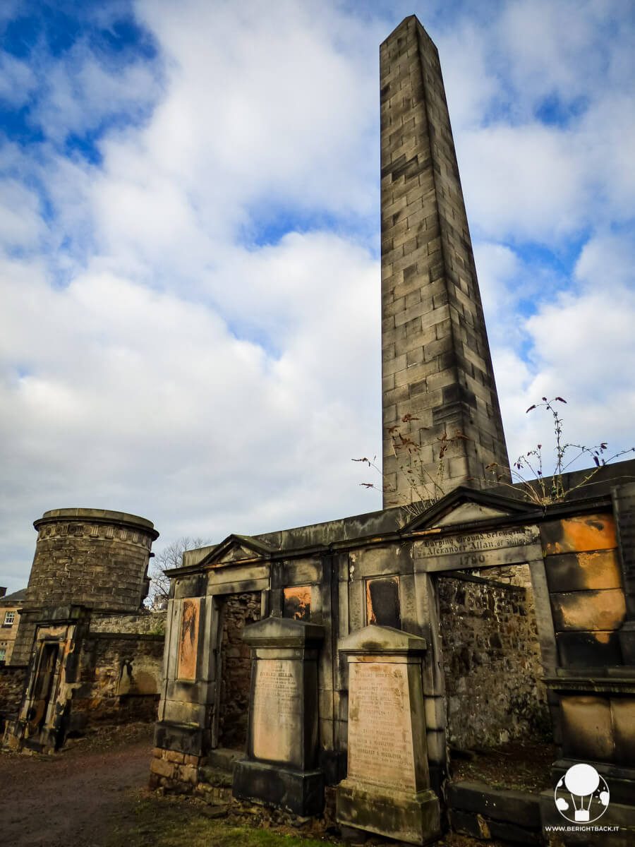 L'obelisco nel cimitero di Calton Hill ad Edimburgo