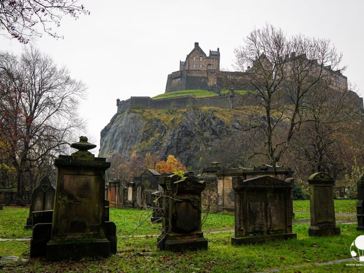 Il cimitero di St Cuthbert ad Edimburgo con vista sul castello