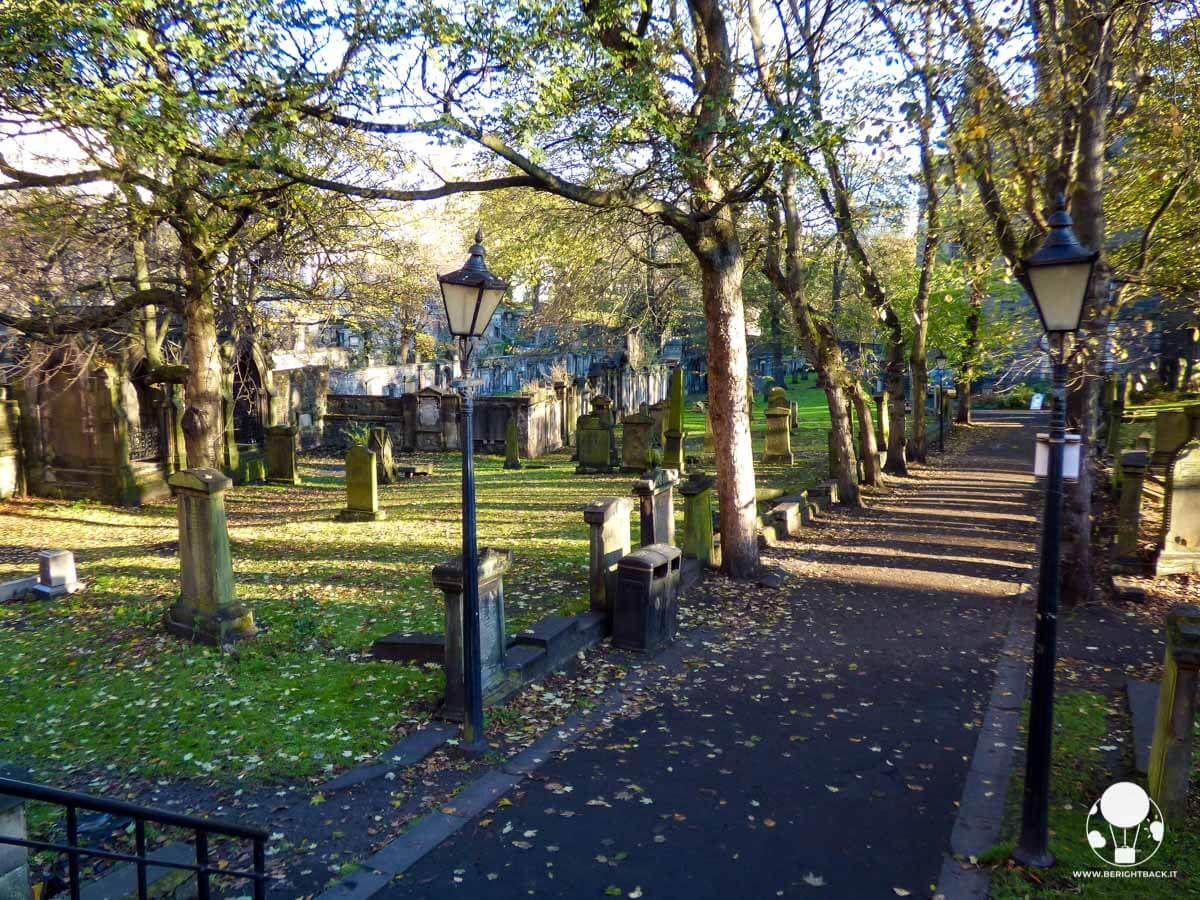 Viale alberato nel cimitero di St Cuthbert ad Edimburgo