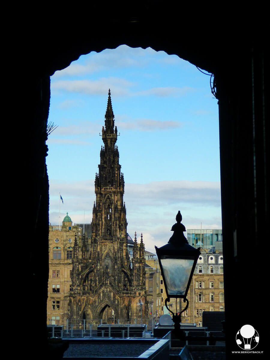 Vista sul monumento a Scott da Advocate Close