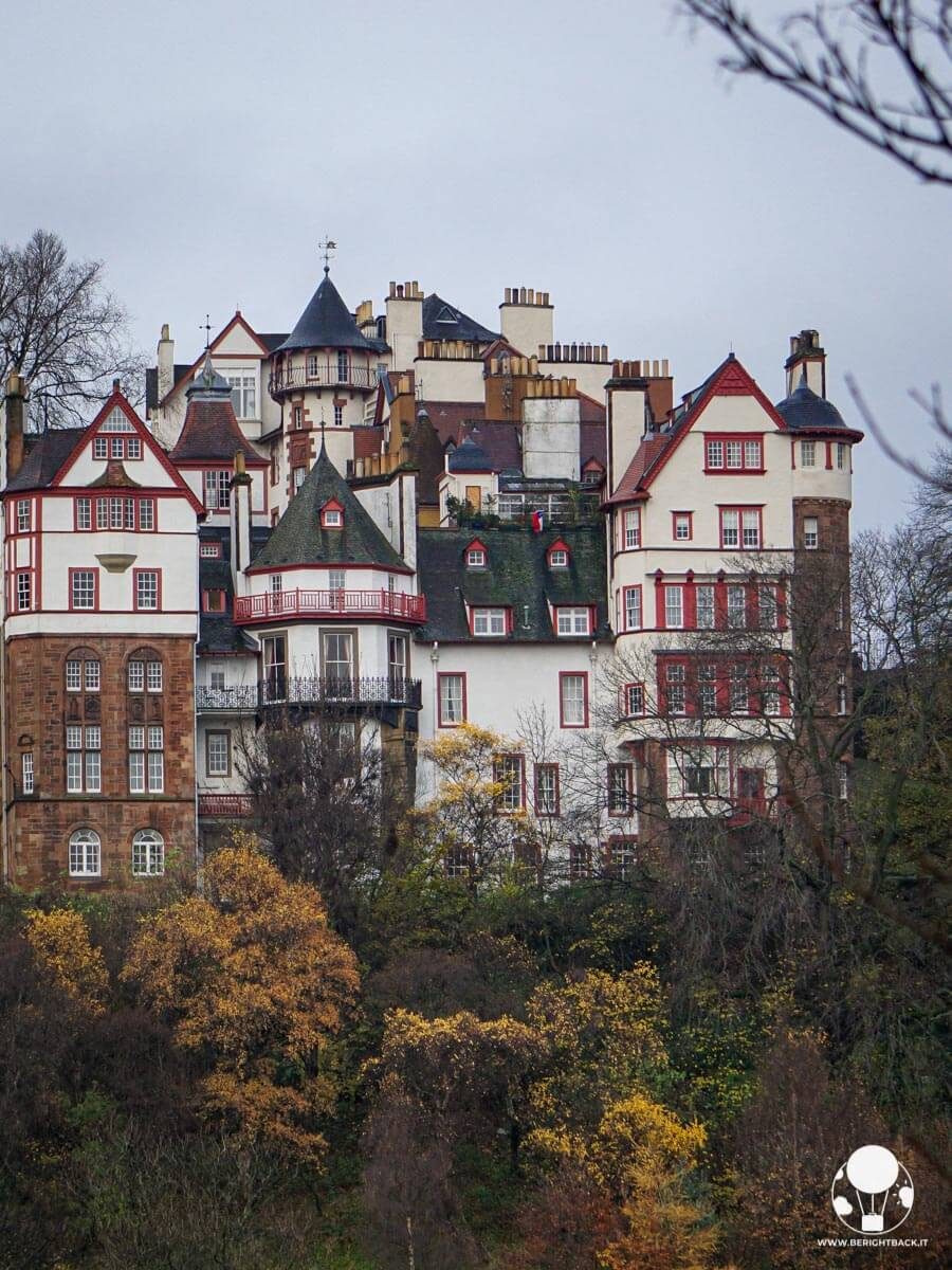 I tetti colorati del Ramsay Garden dal parco