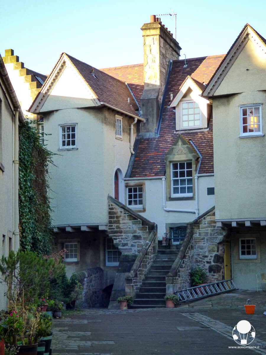 La scalinata ed i tetti appuntiti di White Horse Close, Edimburgo