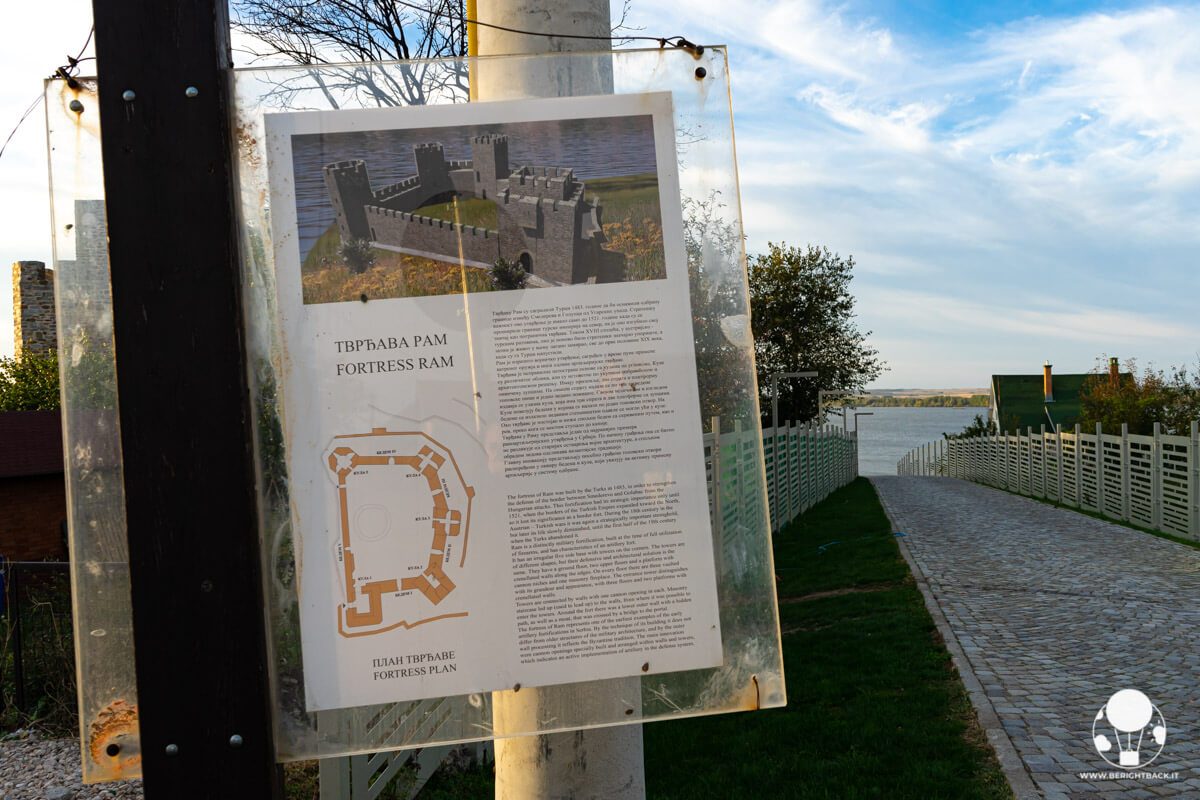 Fortezza di Ram, documento affisso all'esterno con la sua storia