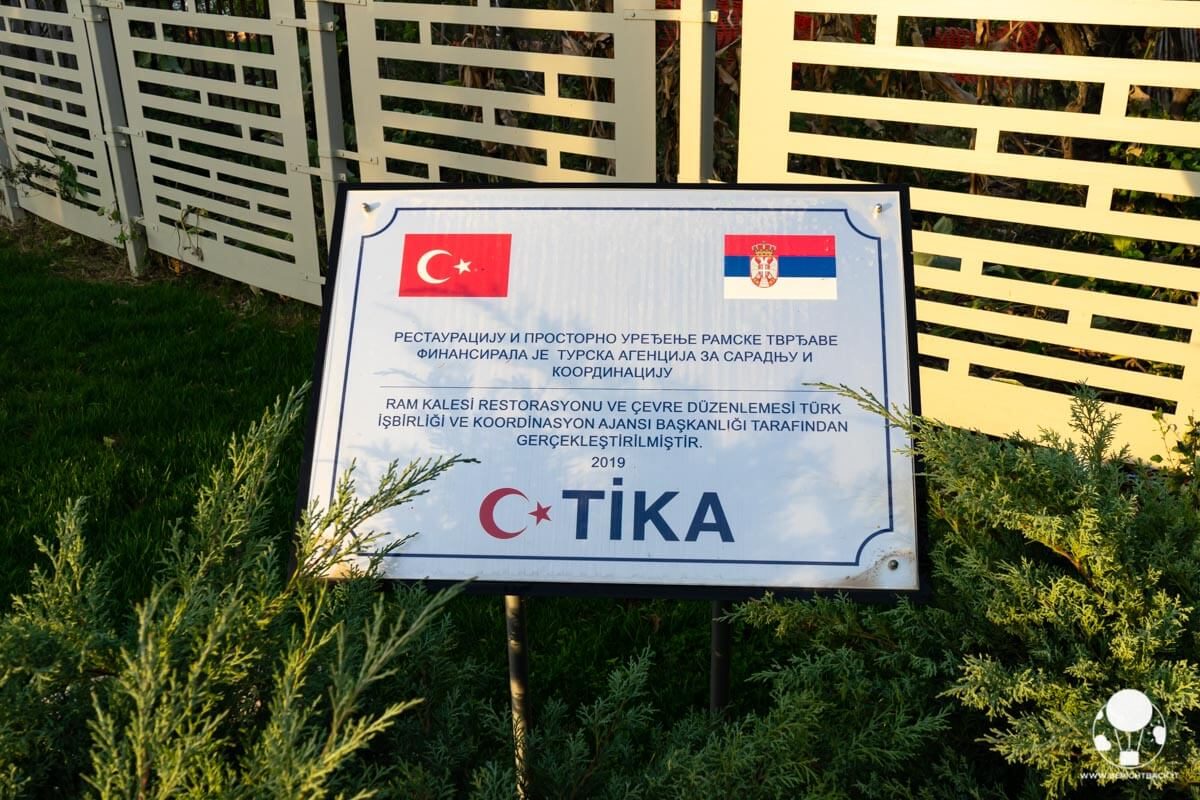 Fortezza di Ram, targa che certifica i fondi turchi per la ricostruzione