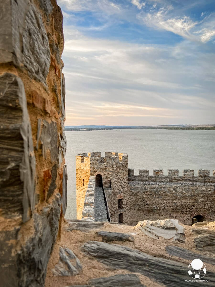 Fortezza di Ra, le mura con il fiume Danubio sullo sfondo