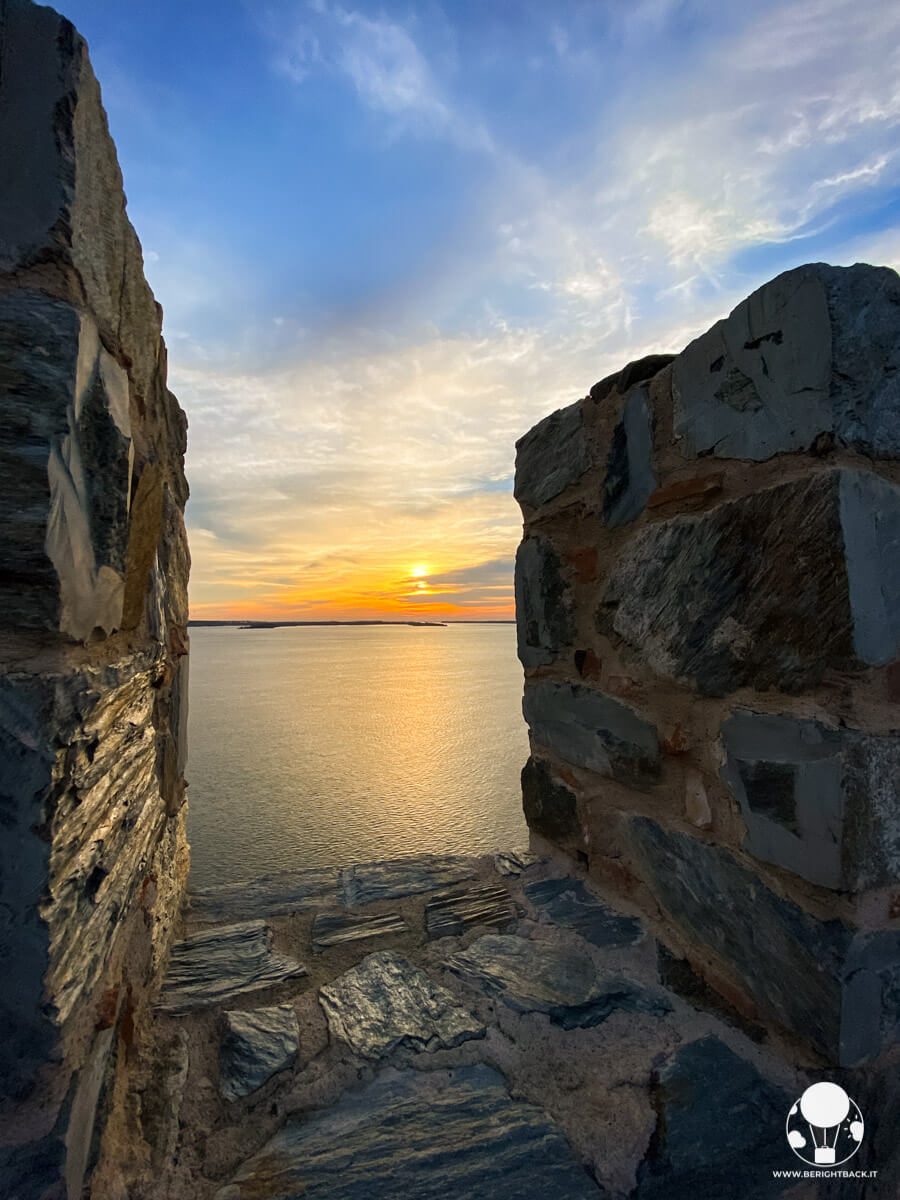Fortezza di Ram, tramonto sull'acqua dalle merlature