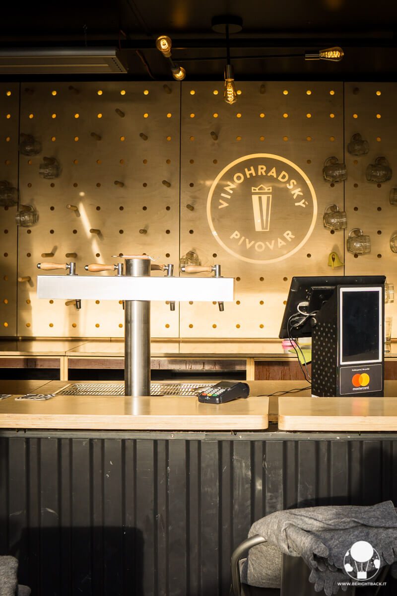 Manifesto Market di Praga, spillatori di birra e casse cashless