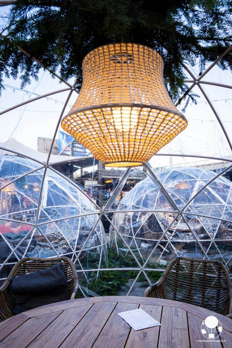 Manifesto Market di Praga in inverno, igloo per ripararsi dal freddo