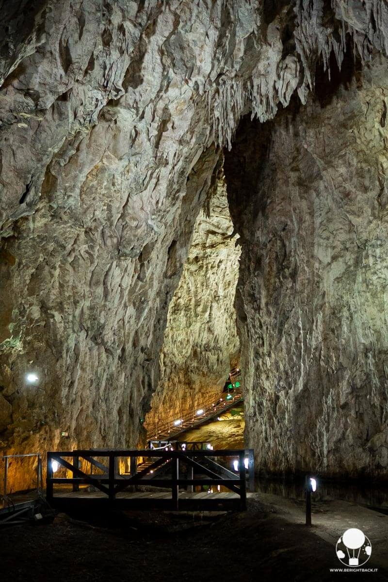 Grotta di Stopića, ponte sul fiumiciattolo ed ingresso verso la sala delle vasche