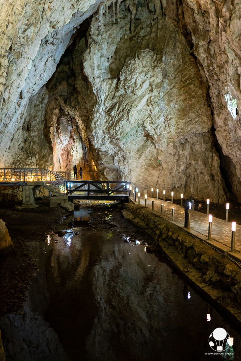 Grotta di Stopića, riflesso delle pareti sul fiume
