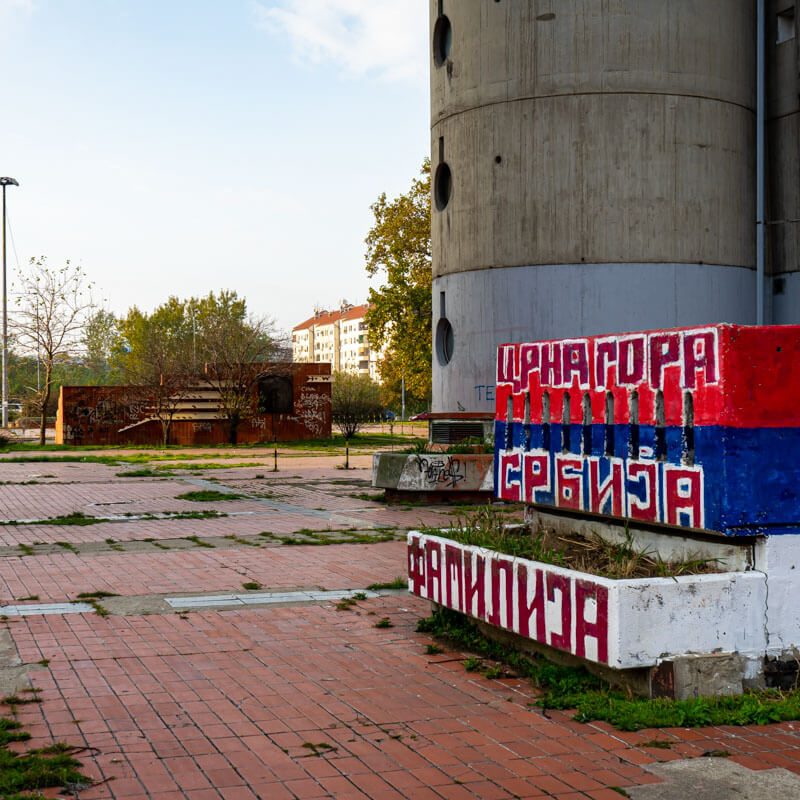 Genex Tower, graffiti ai piedi della torre