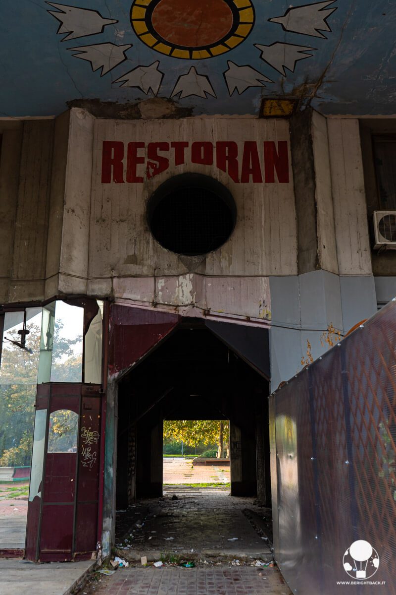 Genex Tower, ingresso abbandonato del ristorante