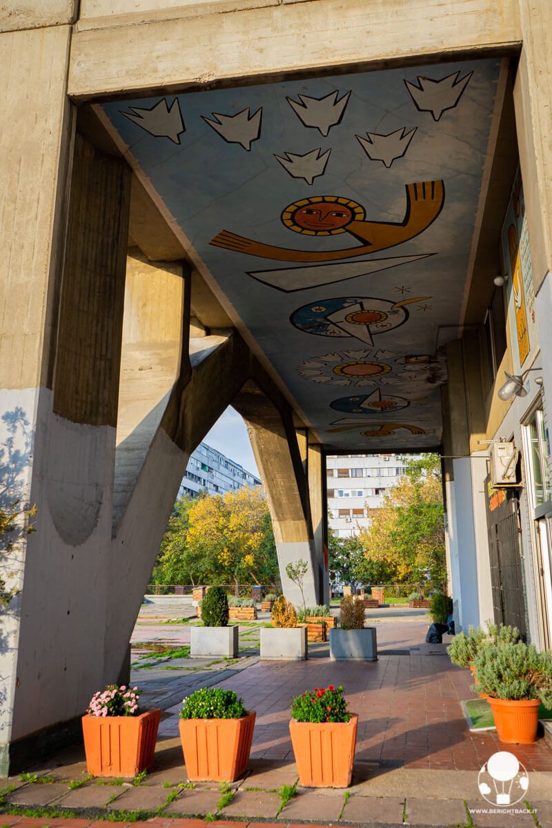 Genex Tower, murales all'ingresso della torre residenziale