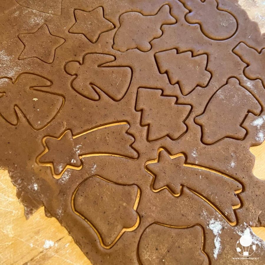 Dolci di Natale cechi, pasta per pan pepato ritagliata