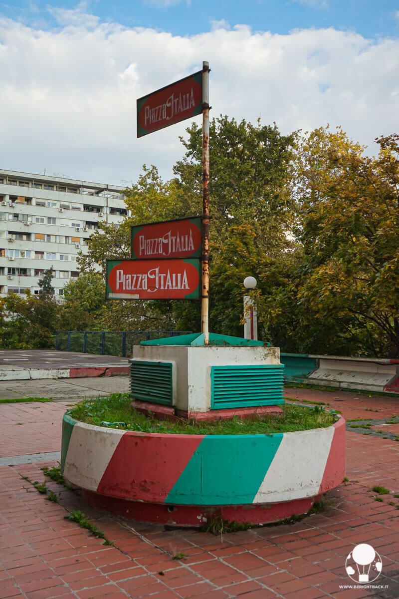 Vecchie insegne di una pizzeria sotto la Genex Tower a Belgrado