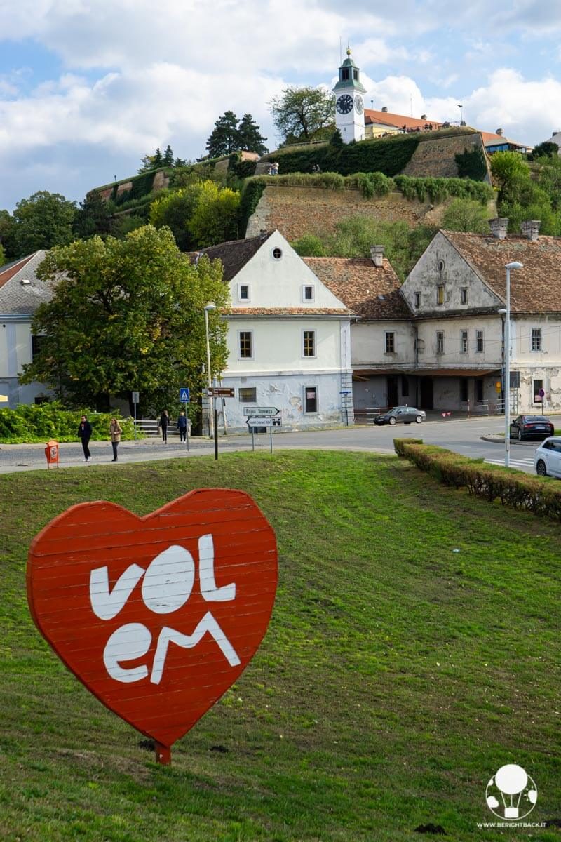 Cuore rosso in legno ai piedi della fortezza di Petrovaradino